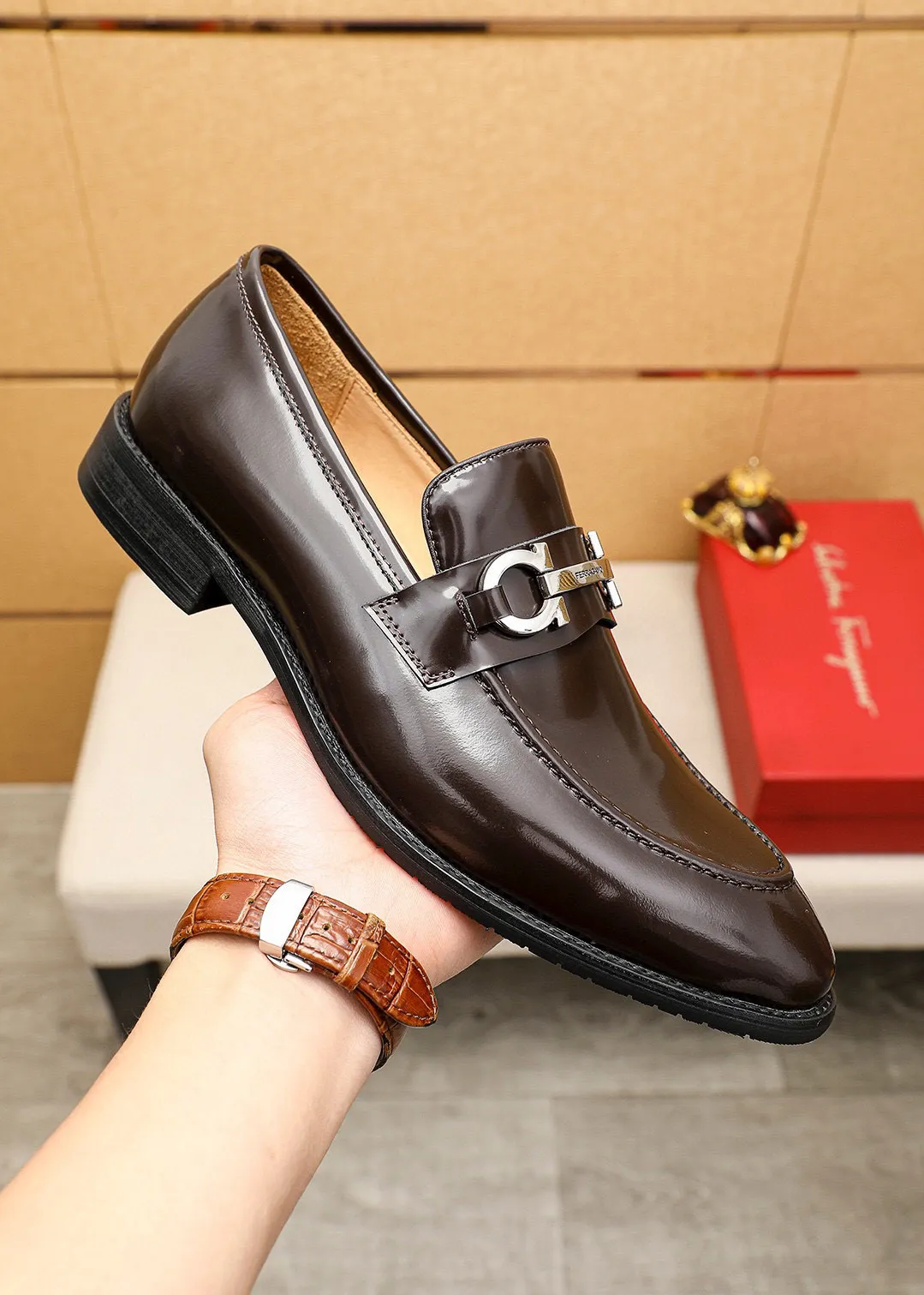 Men's shoes 💰460 💐 Product trademark: Ferragamo "Ferragamo" casual leather shoes Regular size: 39-44 (38.45.46🉑️Customized) Product materials: Selected imported open-edge beaded cowhide leather upper + classic hardware buckle, imported water-dyed cowhide leather lining. Strong three-dimensional visual effect, combined outsole Color: 2⃣️colors available